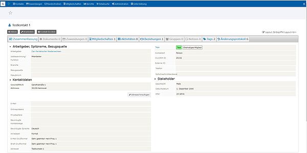 Das Bild zeigt einen Screenshot mit einem Mustereintrag im CRM-System.